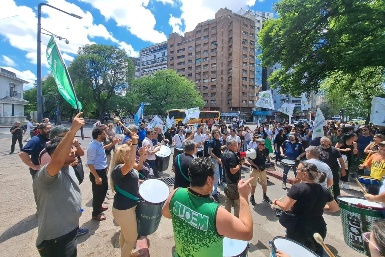 Protesta del Suoem frente a la Municipalidad de Córdoba. (José Gbriel Hernández / La Voz)