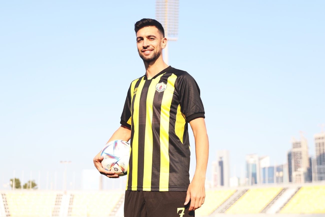 Javier Pastore ya posó con la camiseta de su nuevo club (Qatar Sports)