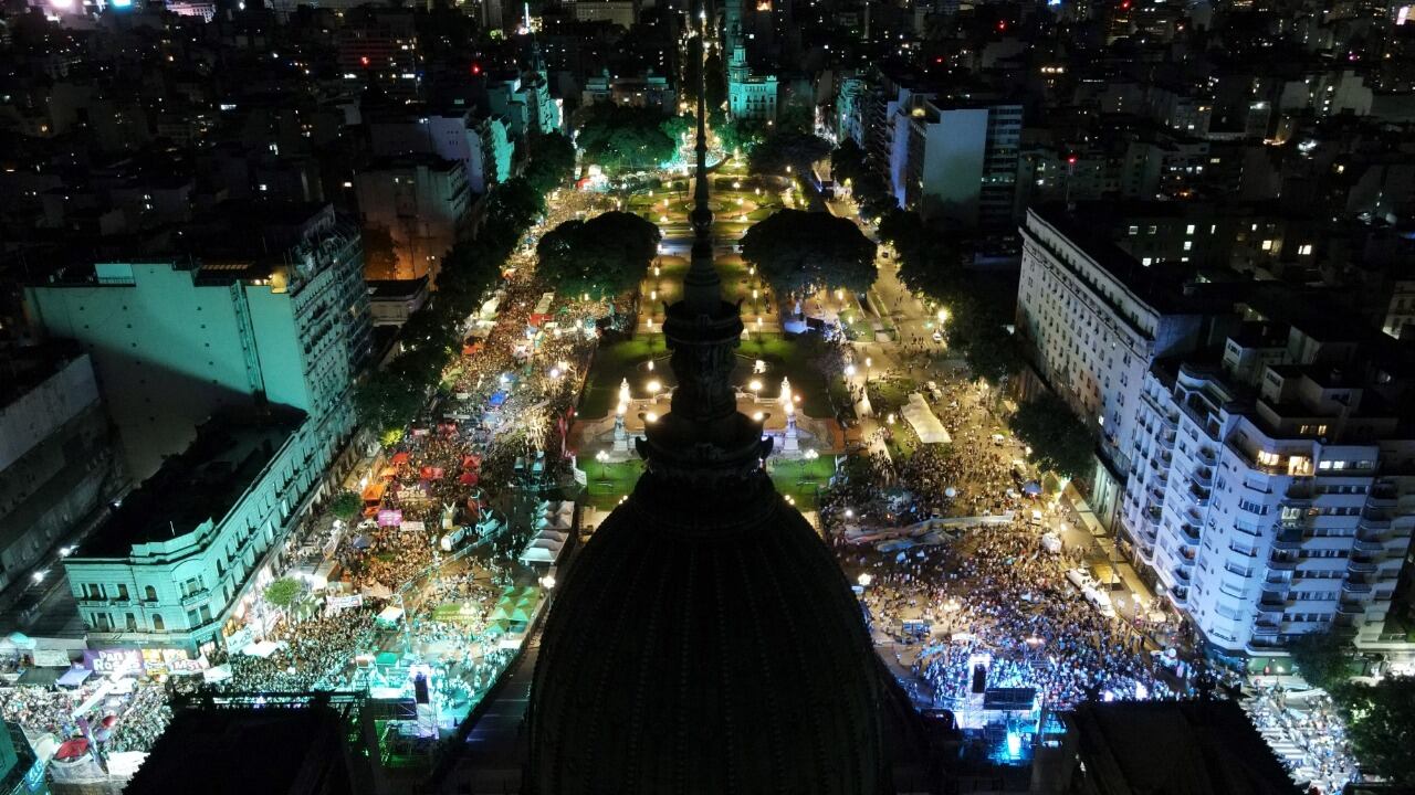 Noche de vigilia en el Congreso. Pañuelos verdes y celestes, esperando por la decisión de los diputados. /Clarín.