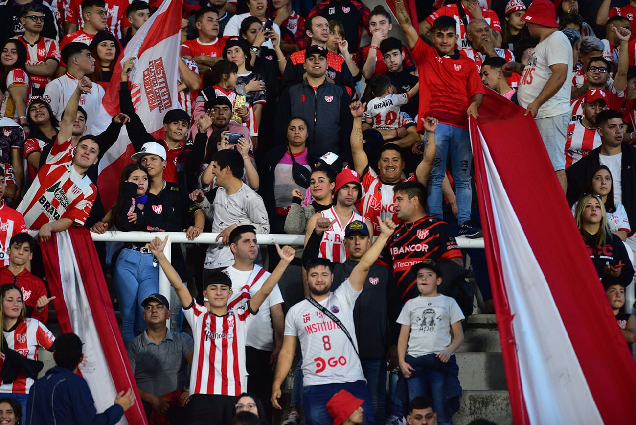 La hinchada de Instituto en el estadio Kempes durante el clásico con Belgrano. (Ramiro Pereyra / La Voz)