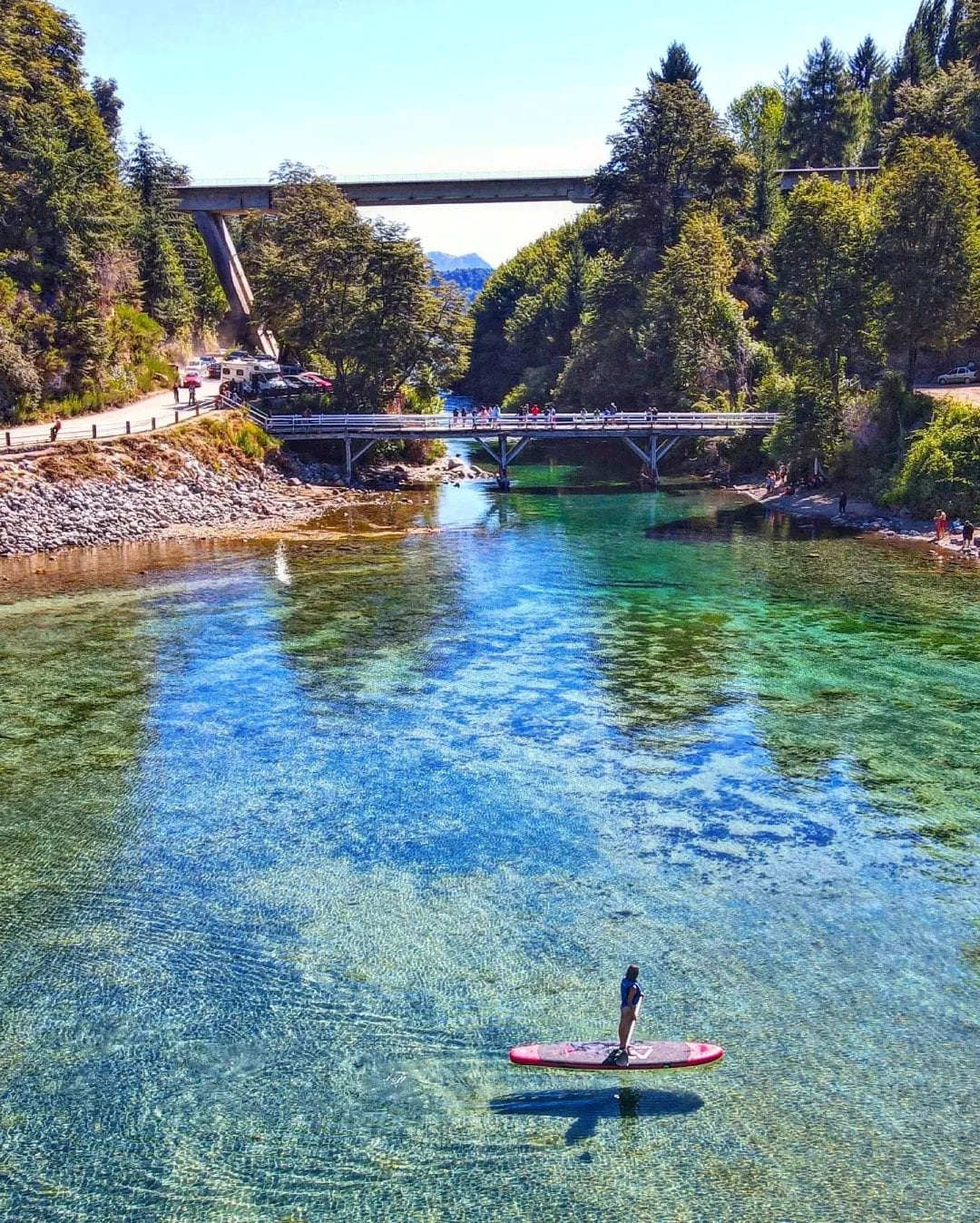 Río Correntoso, ubicado en Villa La Angostura, es uno de los más cortos del mundo.