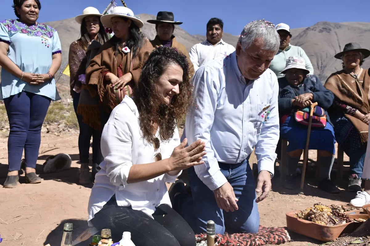 El gobernador Morales y su hija Agustina, en el momento de agradecer a la Madre Tierra los dones recibidos y pedir por el bienestar de los jujeños en su conjunto.