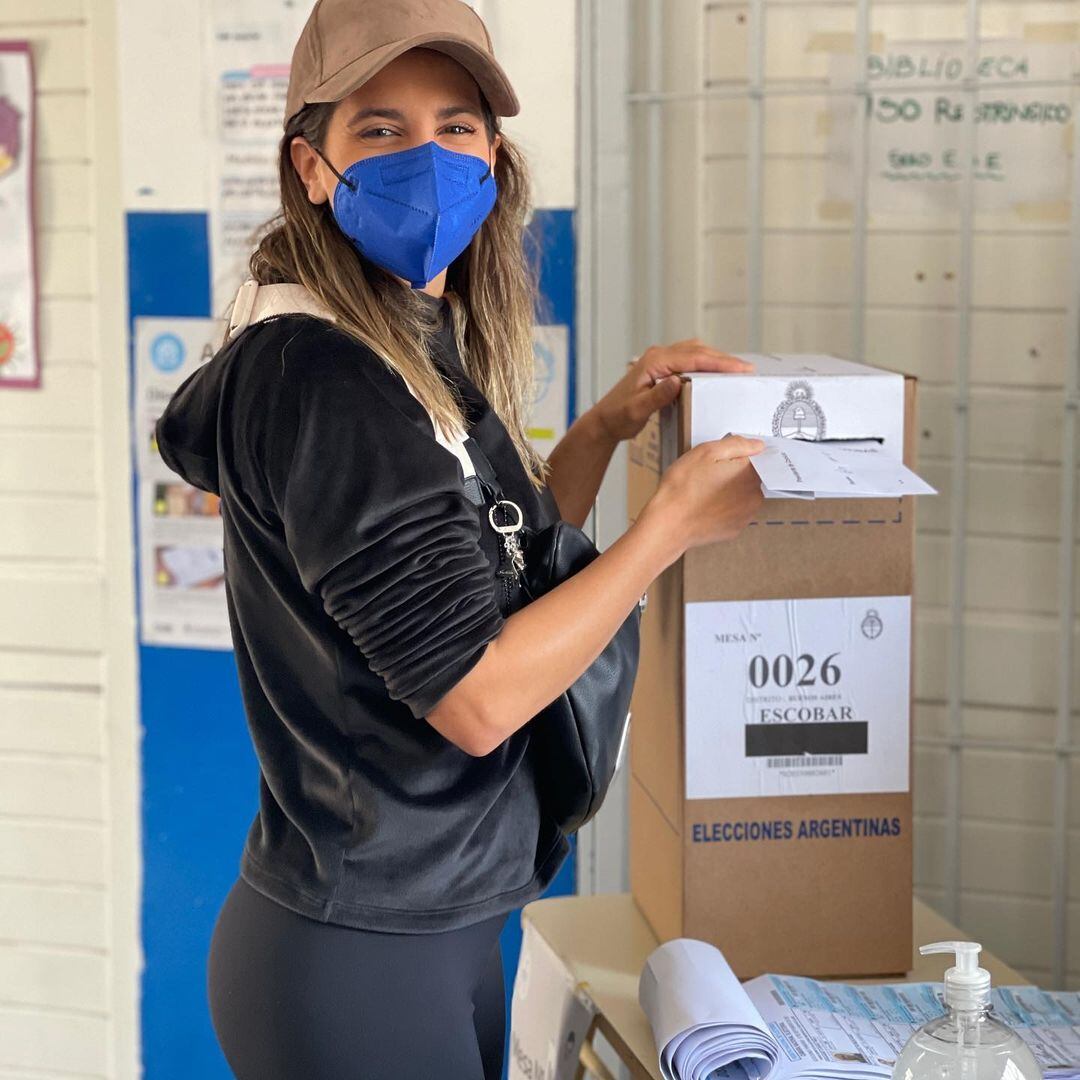 Cinthia Fernández votó en un colegio de Escobar.