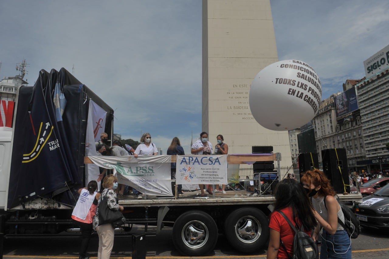 Enfermeros marchan hacia el Obelisco en reclamo de aumento de salarios.