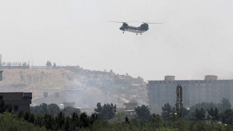 Deshonra. La imagen de un helicóptero sobre la embajada de EE.UU. en Kabul trajo a la memoria la humillante retirada estadounidense de Saigón (Vietnam) en 1975. (AP)