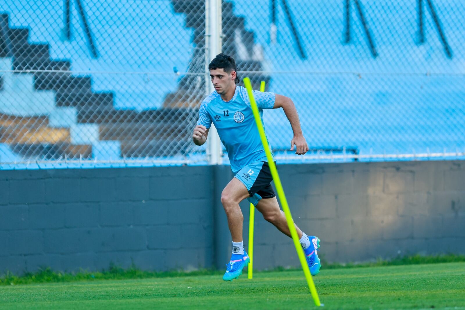 El entrenamiento del plantel de Belgrano previo al partido del martes con Aldosivi en el estadio Gigante de Alberdi. (Prensa Belgrano)