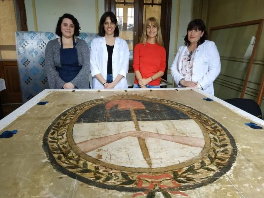 Las restauradoras Patricia Lissa, María Sol Barcalde, Ivana Rigacci y María Dora Lasalandra Aguirre, junto a Valentina Millón, actual directora provincial de Cultura, en abril de 2019 cuando dio inicio el proceso de restauración y puesta en valor de la Bandera Nacional de la Libertad Civil.