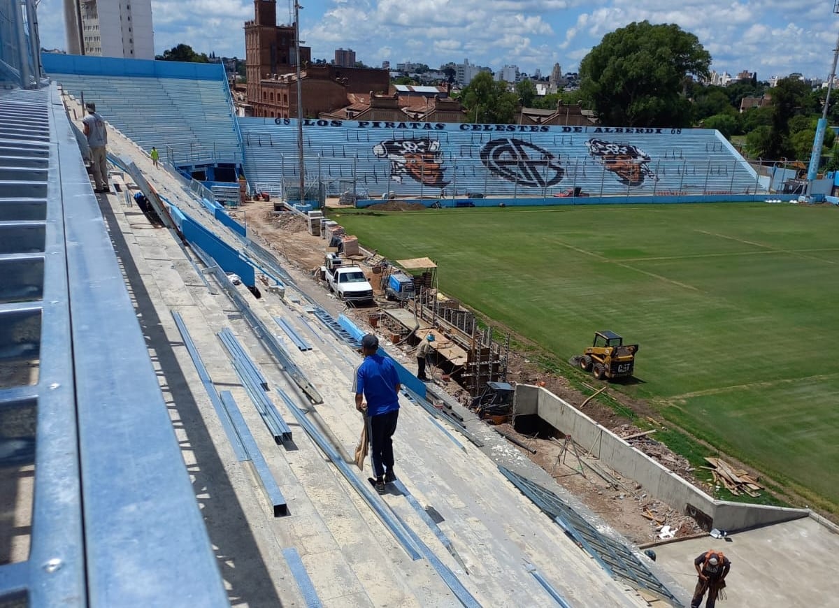 Trabajos en la platea Heredia en la zona de prensa y palcos de autoridades.