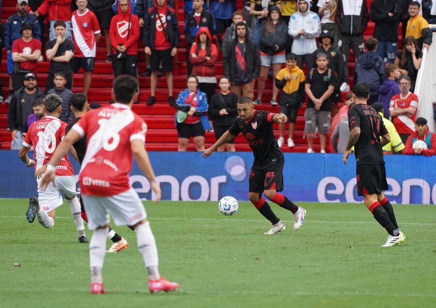 Fernando Alarcón trata de dominar la pelota en el estadio Diego Armando Maradona donde jugaron Argentinos e Instituto por la fecha 8 del Apertura de la Copa de la Liga Profesional