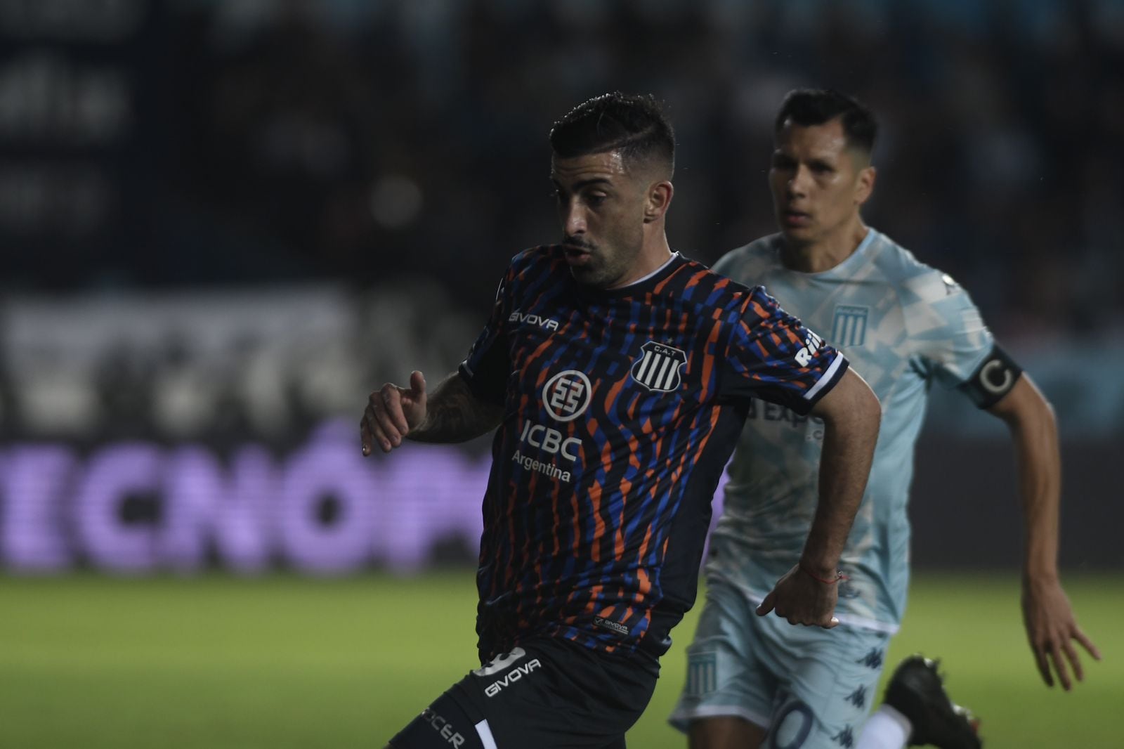 Michael Santos apareció y en la primera que tuvo anotó para Talleres ante Racing, en Avellaneda. (Federico López Claro / La Voz)