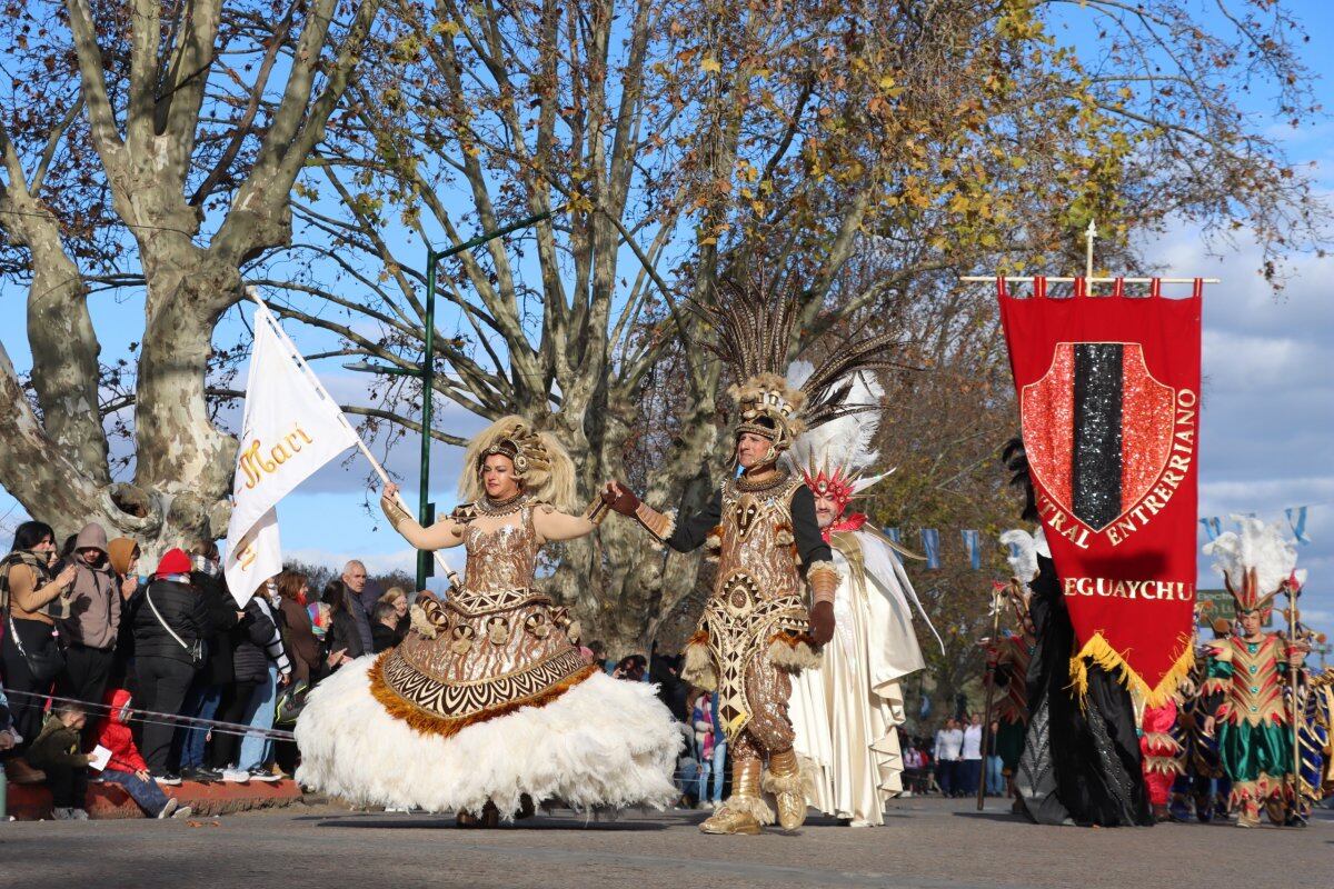 Multitudinario desfile en la Costanera de Gualeguaychú por el Día de la Independencia