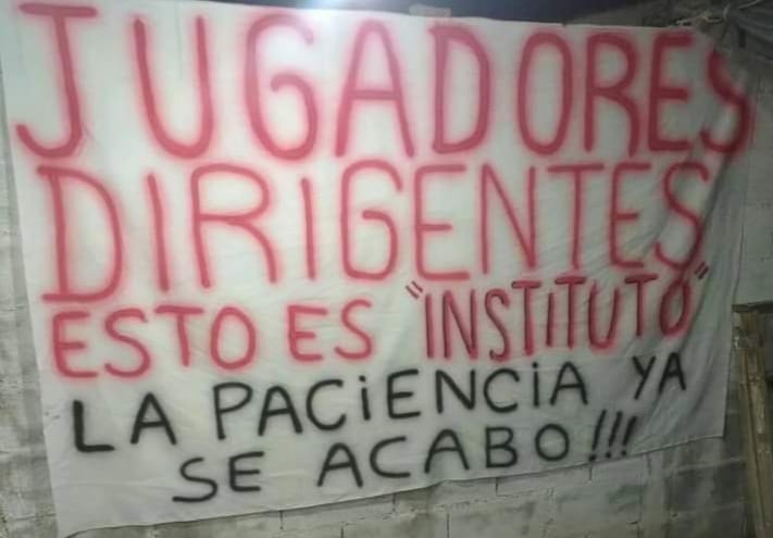 En el predio de La Agustina los barrabravas colgaron banderas con una advertencia a jugadores y dirigentes.