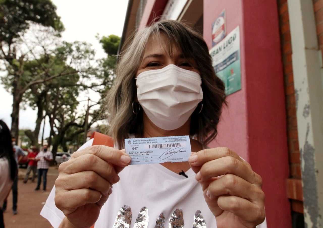 Elecciones 2021: Claudia Gauto votó en Posadas y manifestó que “Lo bueno y destacable es que la votación es ágil”.