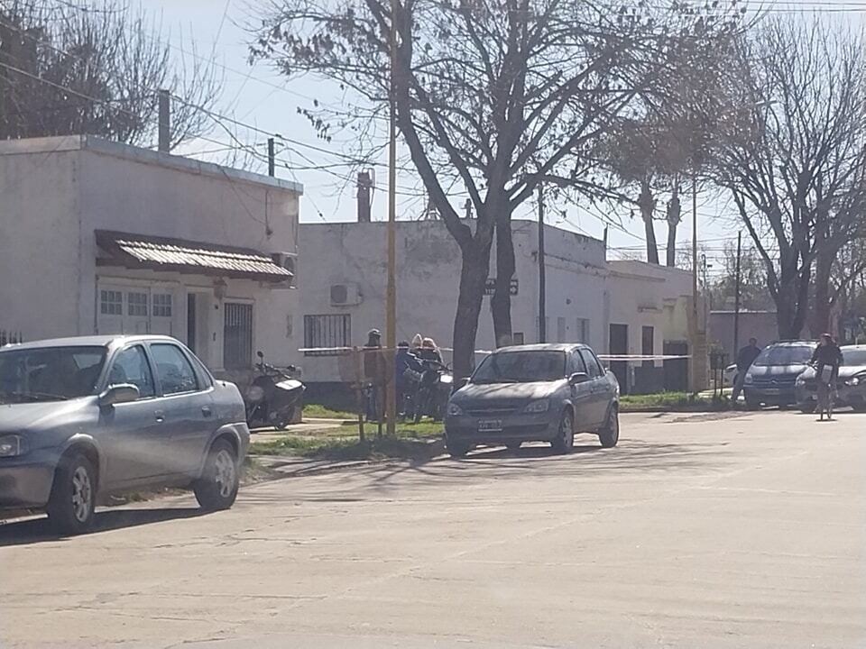 Una mujer fue encontrada sin vida y la Policía detuvo a una persona.