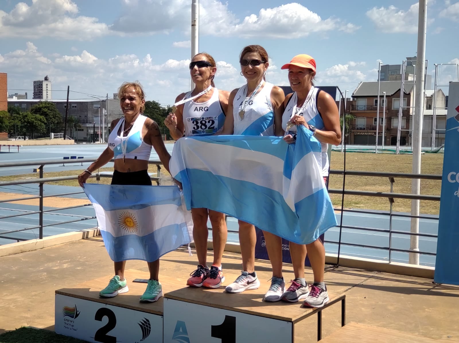 Equipo mendocino de atletismo en el Gran Prix Mercosur Máster.