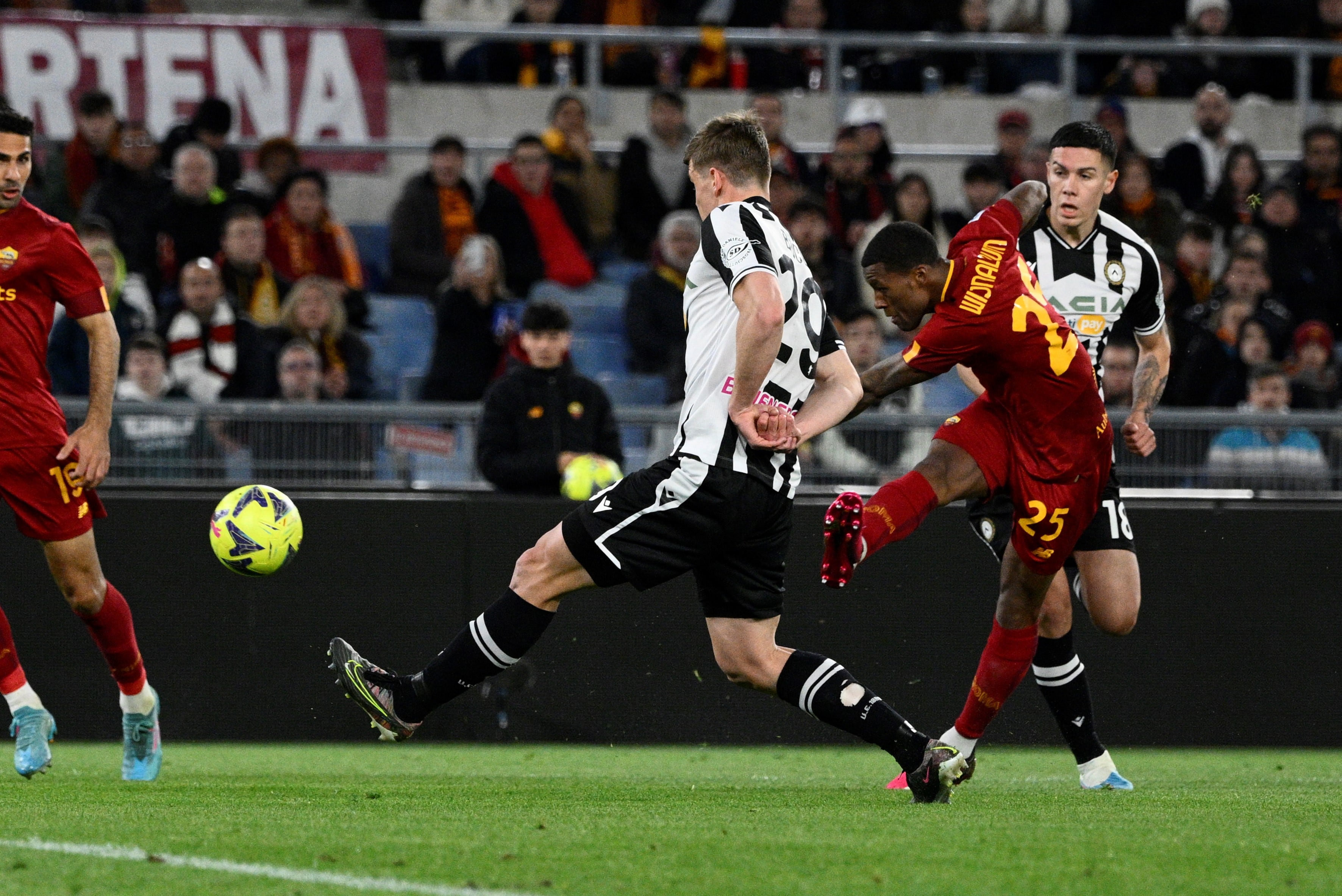 Georginio Wijnaldum, volante de Roma, en el partido ante Udinese. (AP)