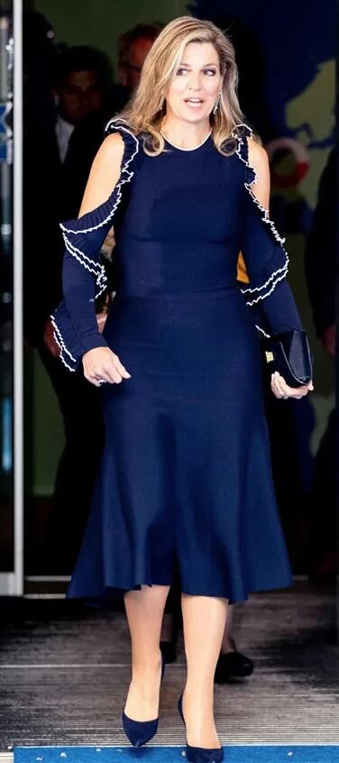 La reina Máxima luciendo su vestido azul marino de Oscas de la Renta