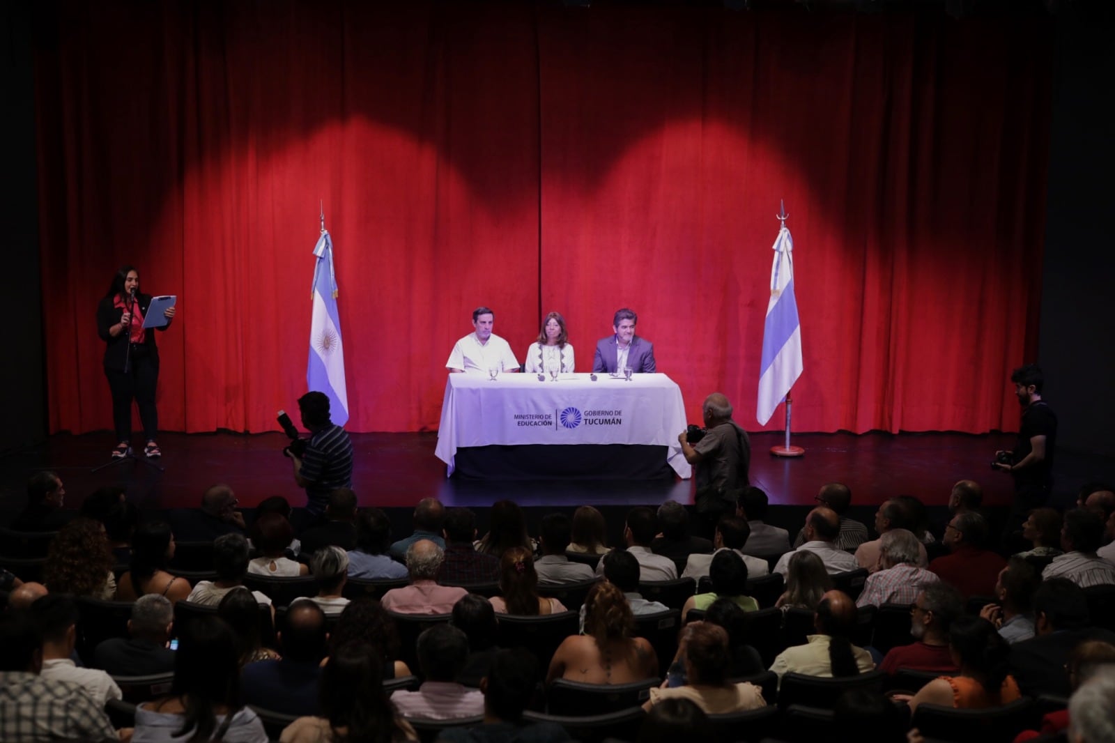 El acto tuvo lugar en el Teatro Orestes Caviglia.