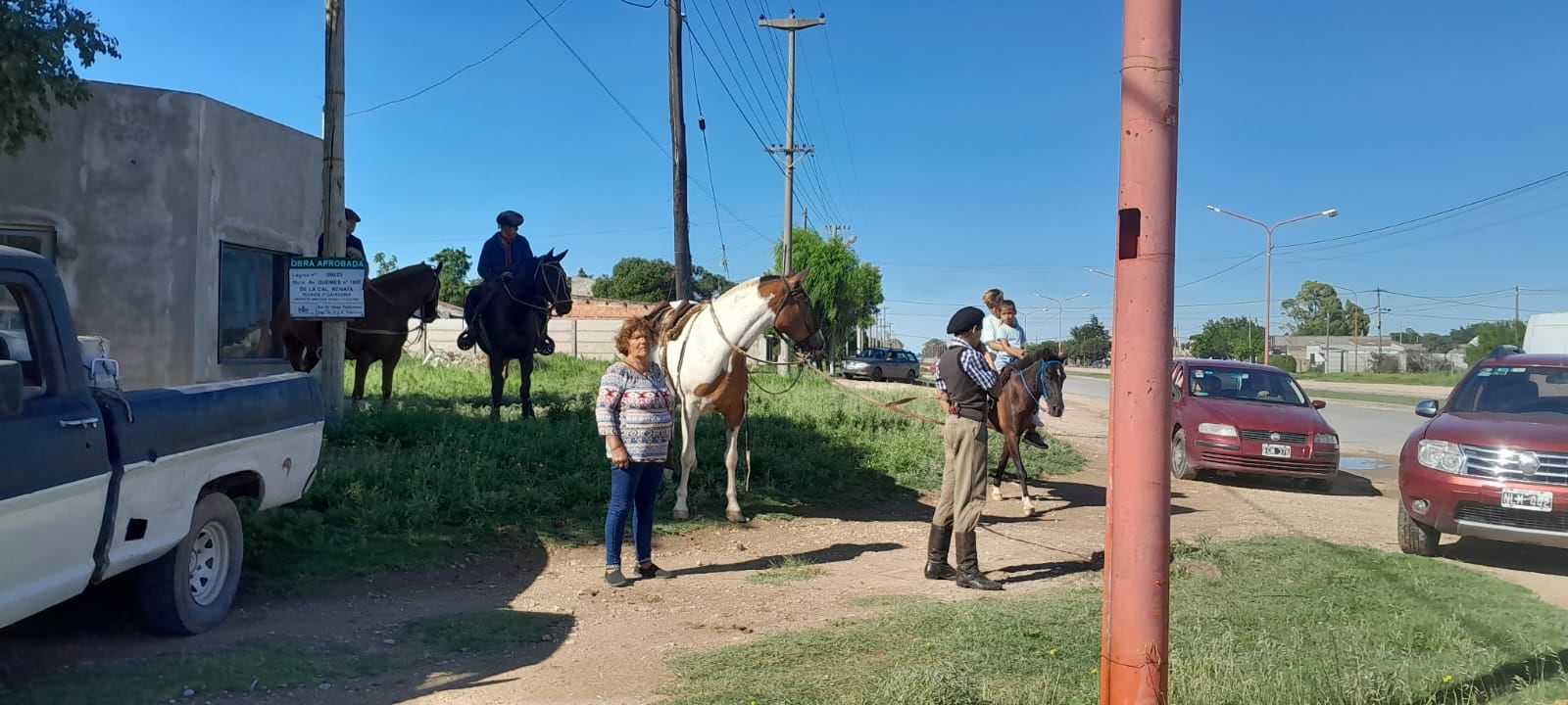 Caravana a caballo y globos blancos para despedir a Agustín en el día de su cumpleaños