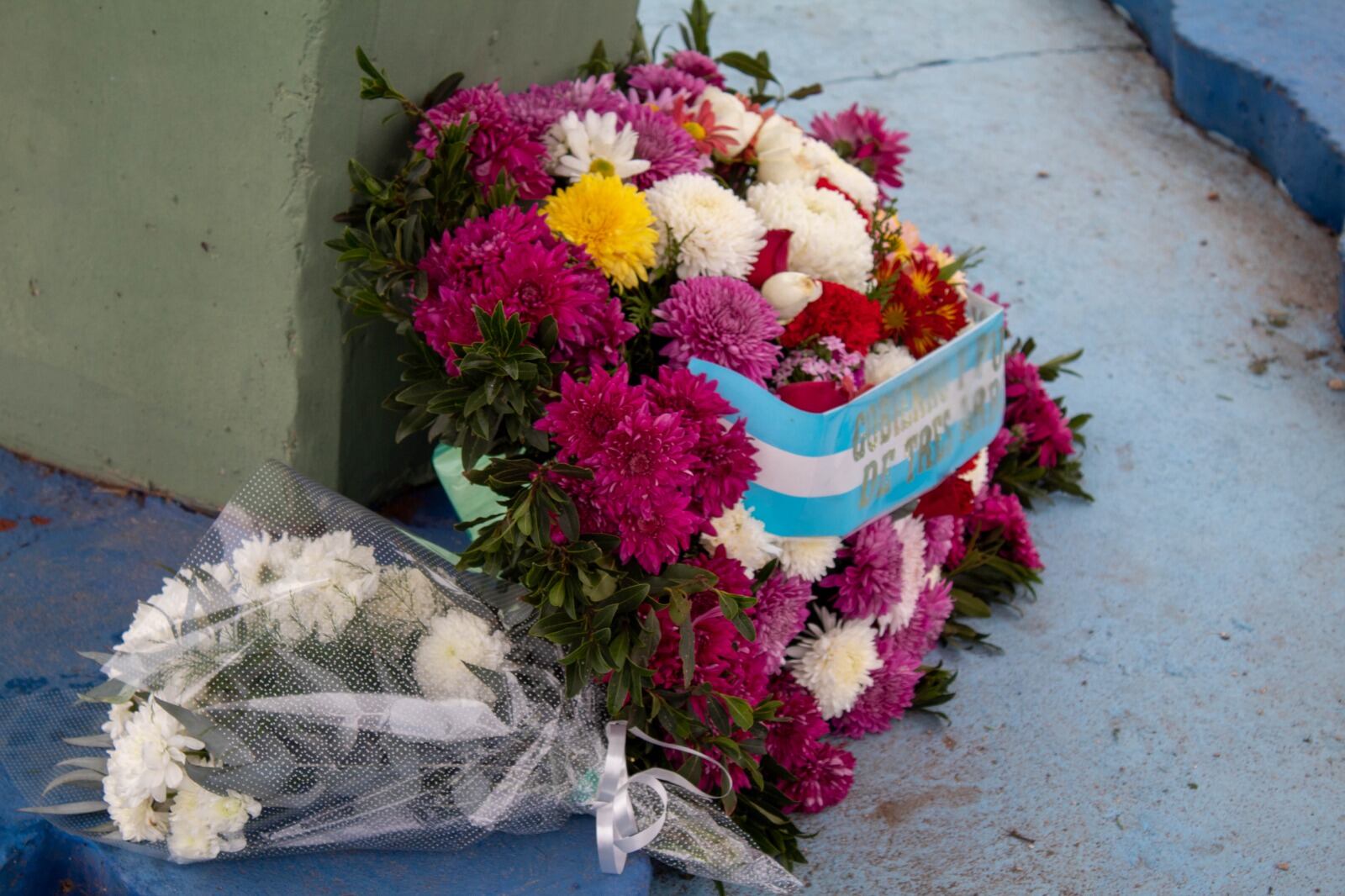 ofrenda floral al conmemorarse el 41º aniversario del fallecimiento de Héctor Ricardo Volponi