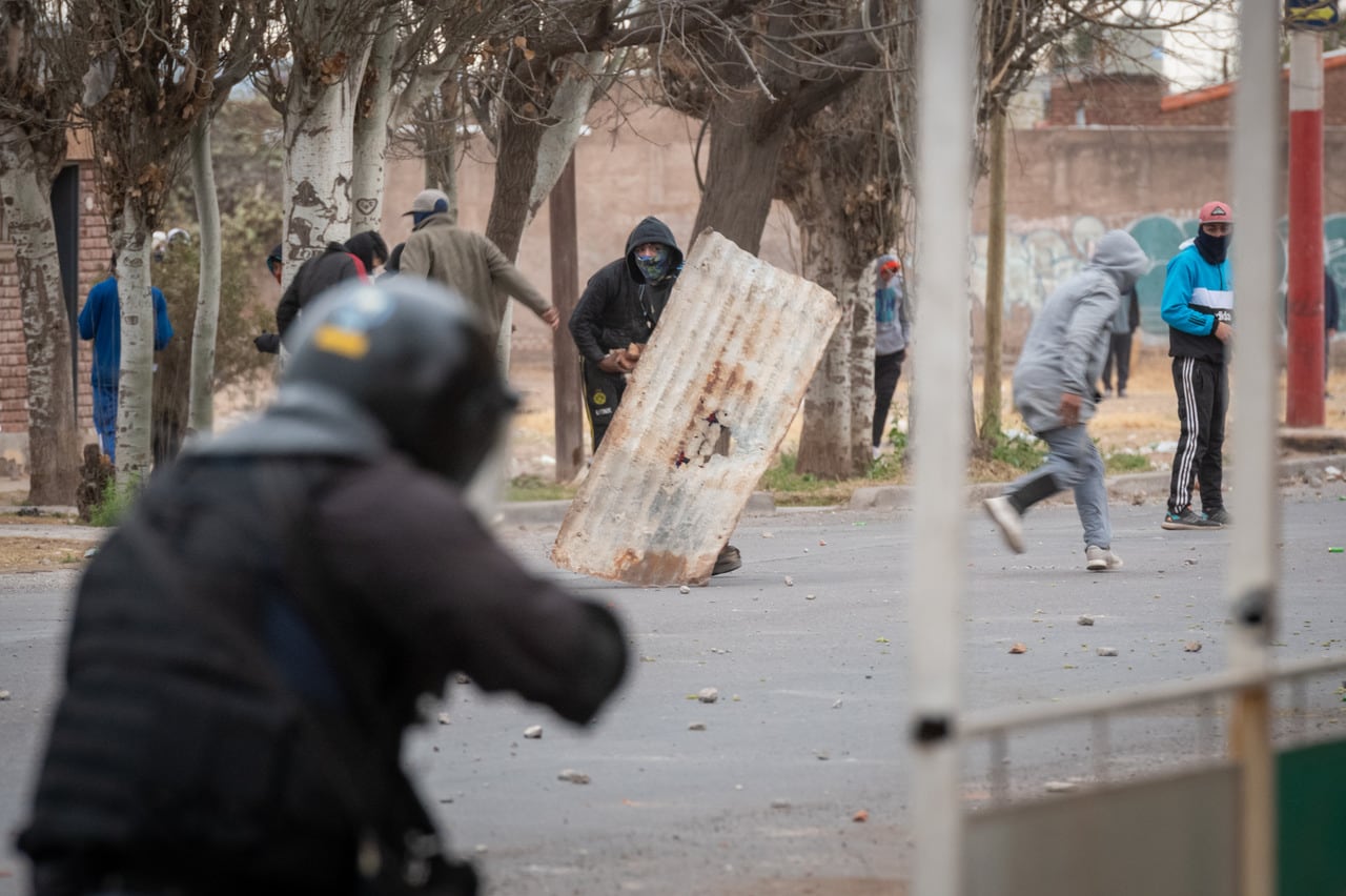 Efectivos policiales de la Unidad Motorizada de Acción Rápida y personal de otras fuerzas se enfrentaron con un grupo de personas en el interior del barrio Sant Teresita de Las Heras.
Según trascendió, cerca de las 15 de este martes un grupo de personas se reunió frente al depósito de Átomo supermercados ubicado en calle Álvarez Condarco, entre calle Los Lapachos y Dorrego. El grupo, la mayoría hombres jóvenes, quería iniciar un “piquete” frente al mencionado deposito.

Foto: Ignacio Blanco / Los Andes 