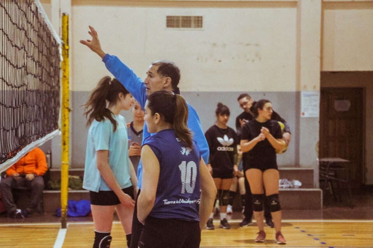 Los planteles de Voley entrenaron en lugares diferentes.