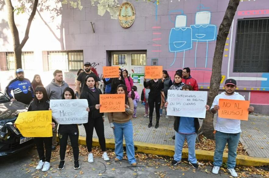 Tras el “ruidazo” de los papás se conocieron algunos detalles de la denuncia de los abusos.