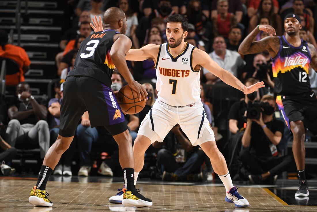 Facundo Campazzo contra Chris Paul, uno de los grandes duelos de la serie entre los Nuggets y Suns. En el primer partido ganó el base de Phoenix. (NBA)