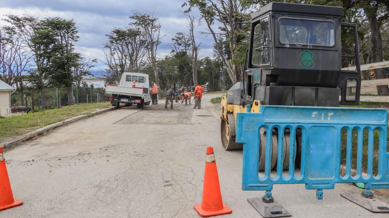 La Municipalidad de Ushuaia se encuentra realizando tareas de bacheo y reparación en el B° Malvinas