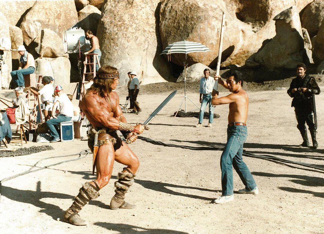 Arnold Schwarzenegger junto a su sensei Kiyoshi Yamazaki en el rodaje de Conan el Bárbaro.