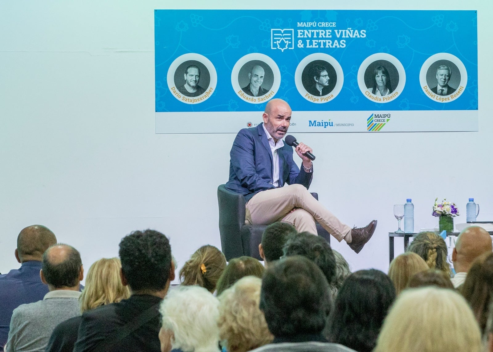 “Maipú crece entre viñas y letras” en Maipú.