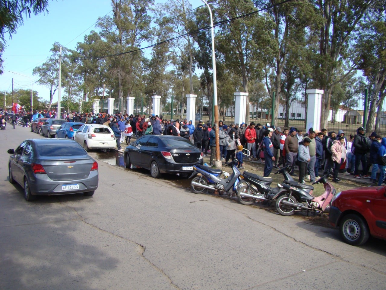 La fila para comprar las entradas del partido entre River y Defensa y Justicia superó las 10 cuadras en Resistencia.