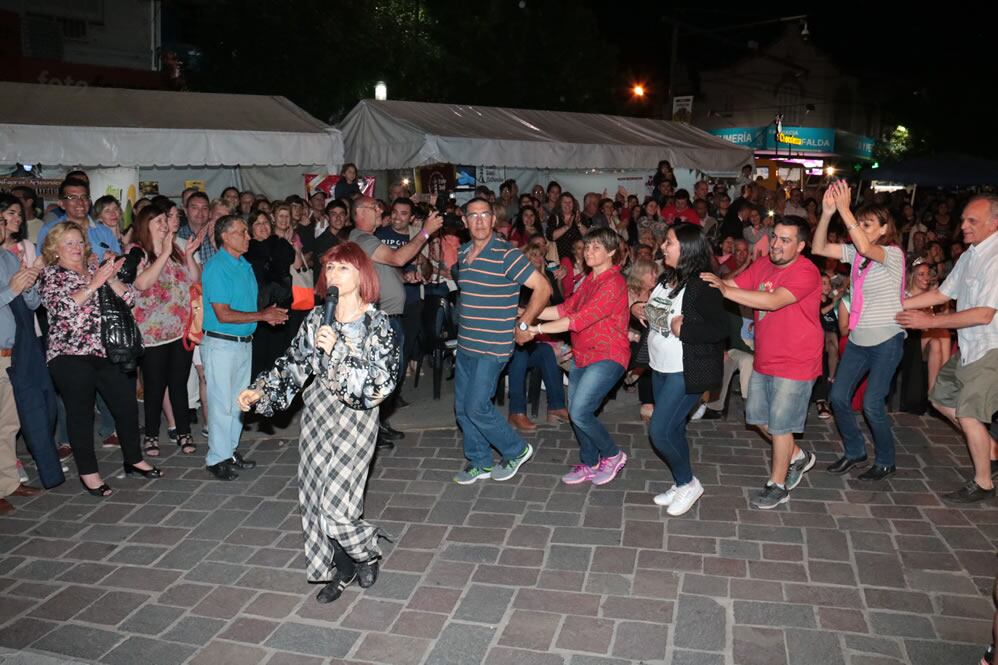 Hubo diferentes espectaculos. Gladys Florimonte, marca registrada del humor dijo presente.