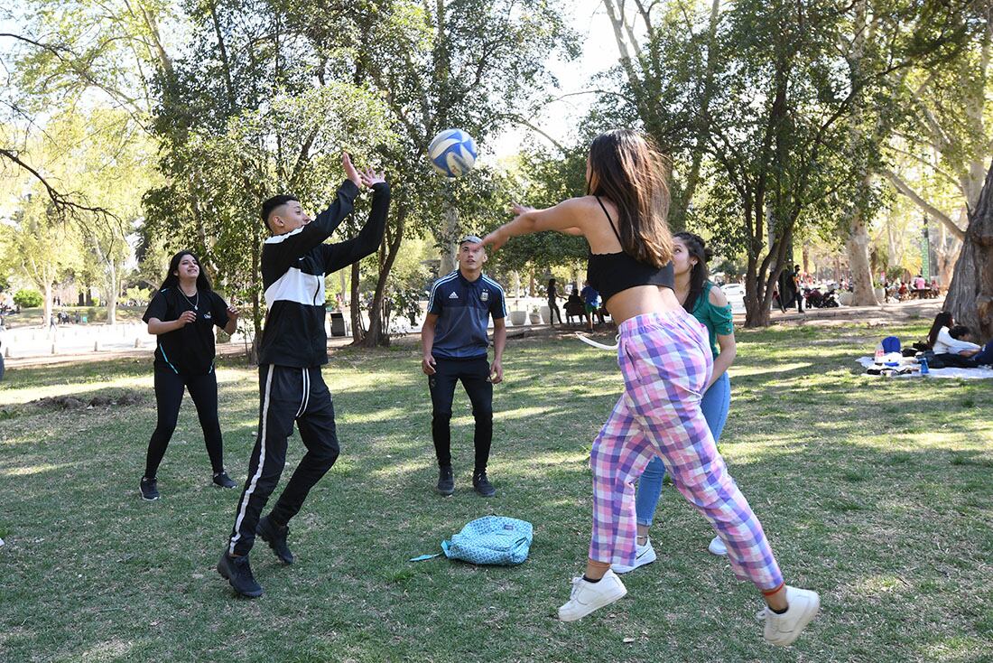 Los jovenes invadieron el parque General San Martín para celebrar la llegada de la Primavera y el Día del Estudiante. José Gutiérrez/Los Andes