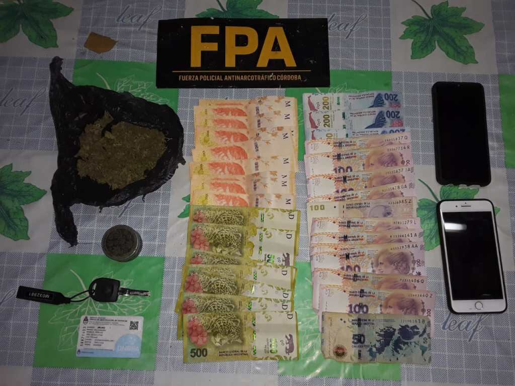 Incautaron marihuana, dinero y un vehículo.