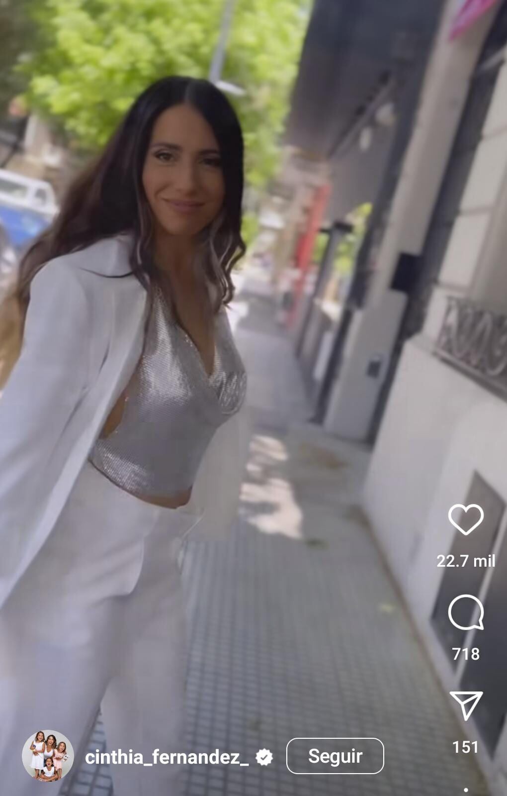 Cinthia Fernández se quitó su blazer blanco y dejó a la vista el tatuaje de su espalda