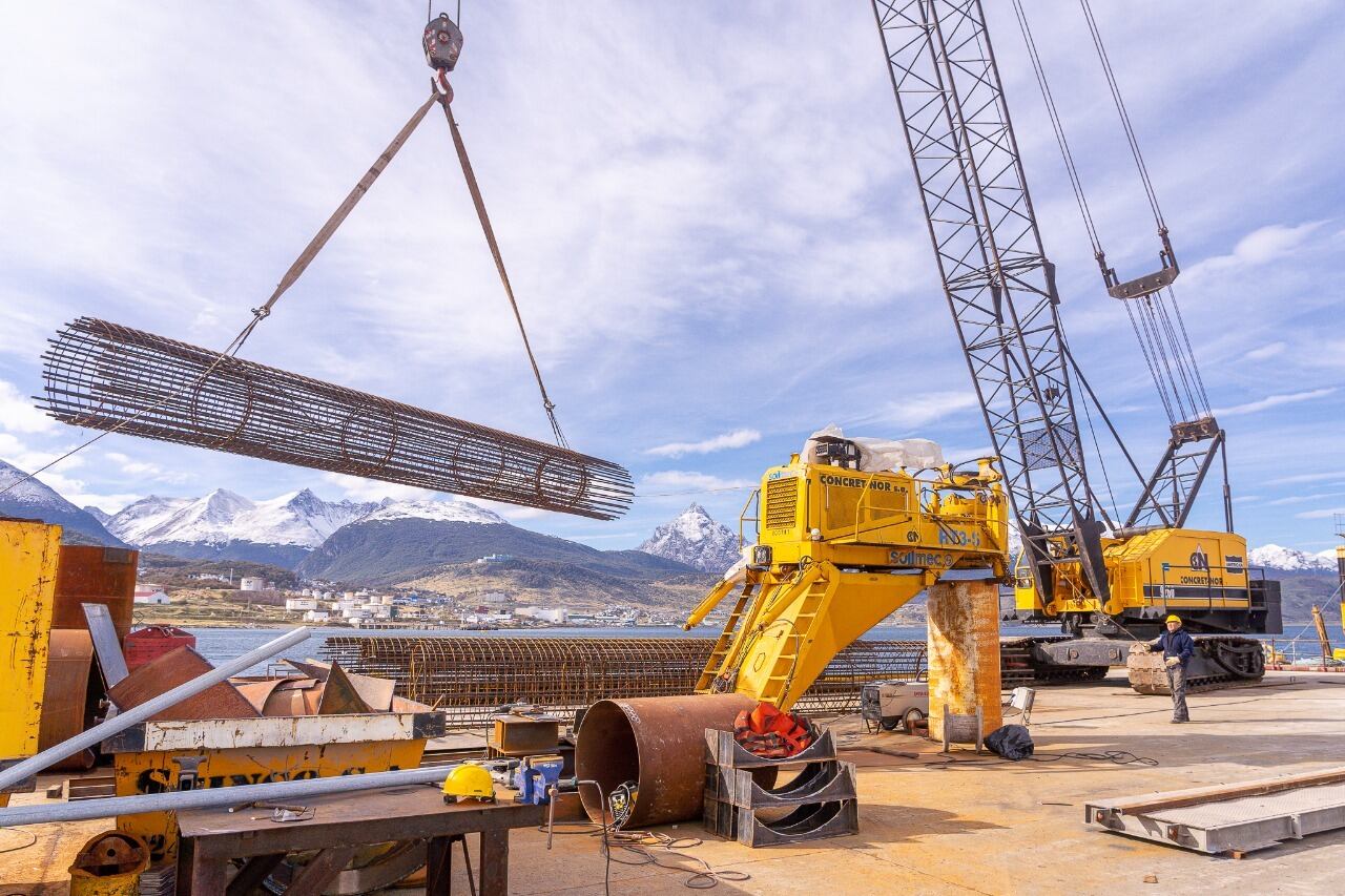 Obra del Puerto. Montaje de estructuras para pilotes.