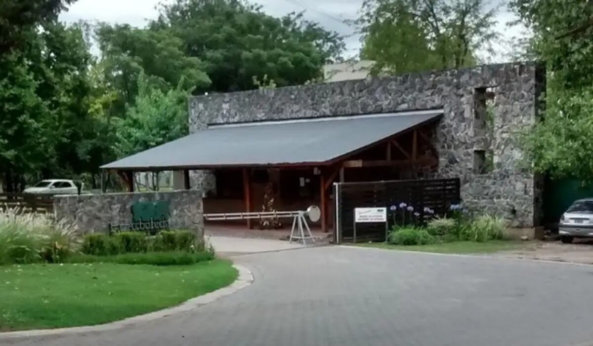 Robaron en un exclusivo barrio de Córdoba: seis delincuentes se llevaron un millonario botín