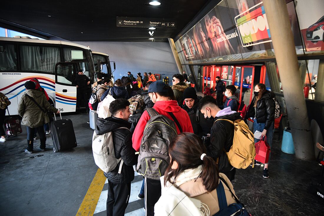 Movimiento turistico en la terminal de omnibus por el fin de semana largo    Foto: (Pedro Castillo / La Voz)