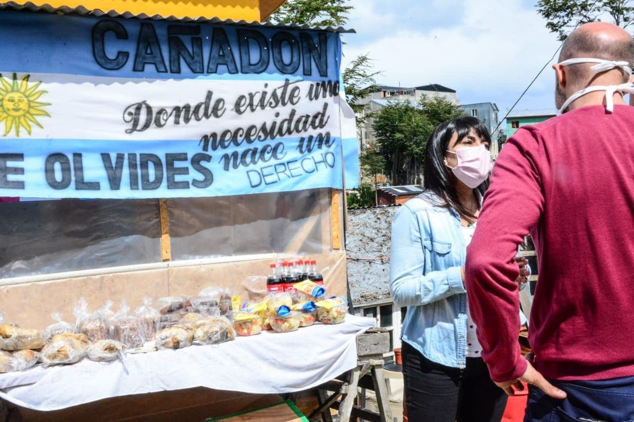 La municipalidad entregó 2.200 cenas navideñas a familias asistidas por la pandemia.