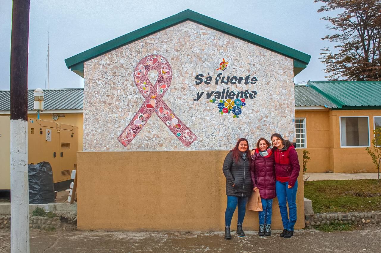 El mural representa la lucha contra el Cáncer de mama y está acompañado de una frase motivadora que insta a no rendirse ante la situación.