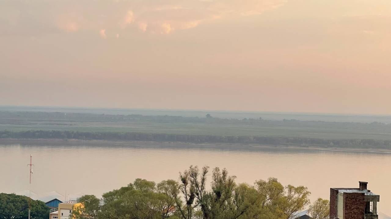 El humo invadió la ciudad a primera hora por la rotación del viento.