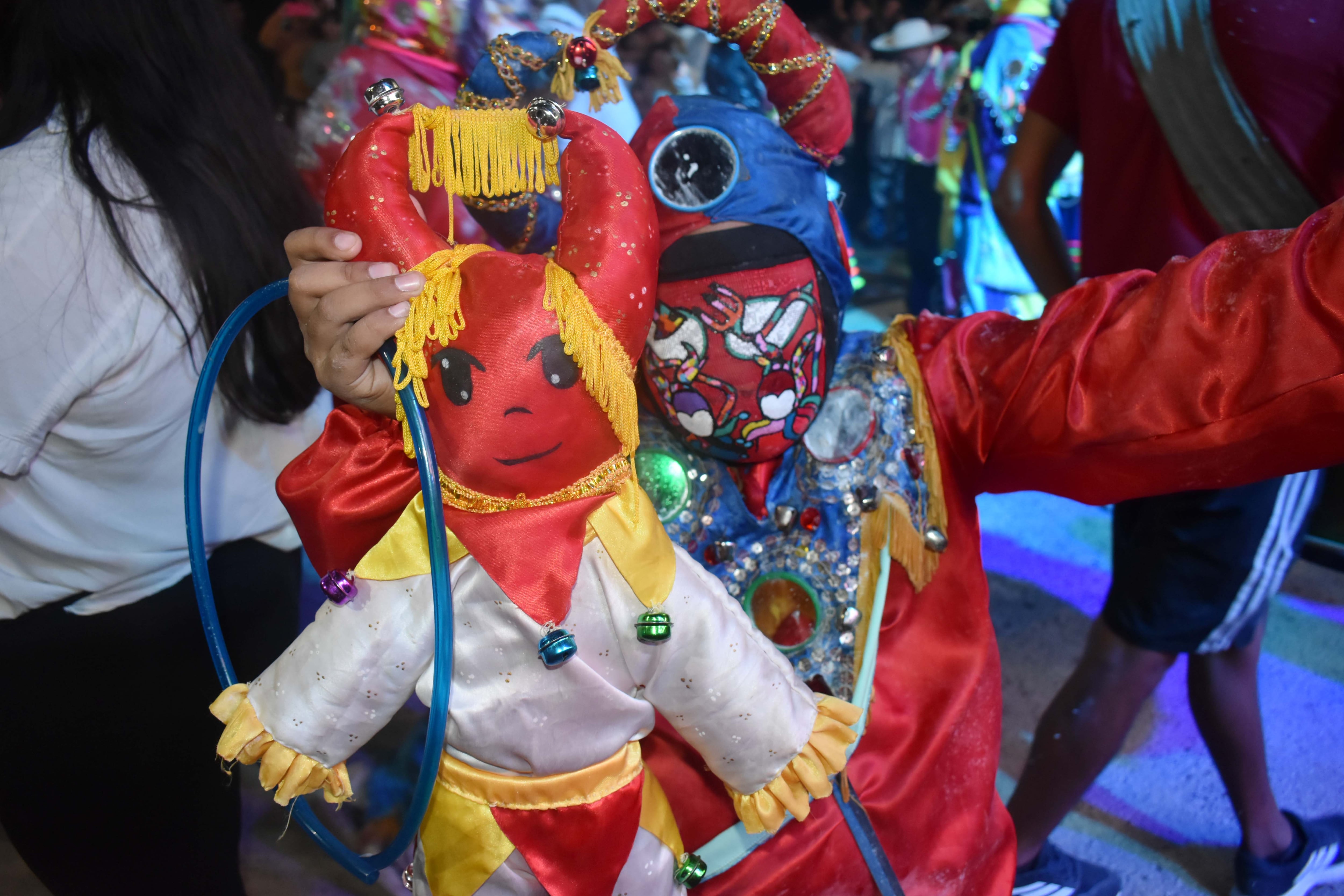 Un muñeco que simboliza el "Pujllay", el diablo pícaro del carnaval, que las comparsas sacan a pasear durante los cuatro días de festejos en Jujuy.