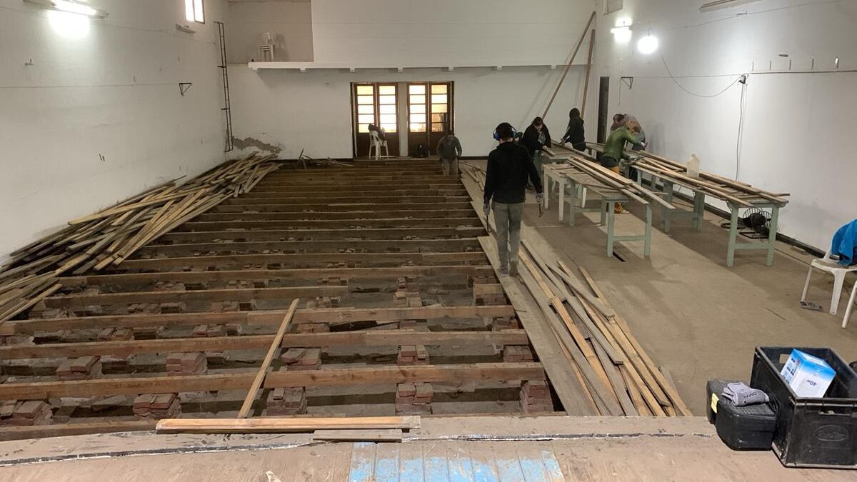 El Club Recreativo Echegoyen renueva el piso de su Salón de Usos Múltiples