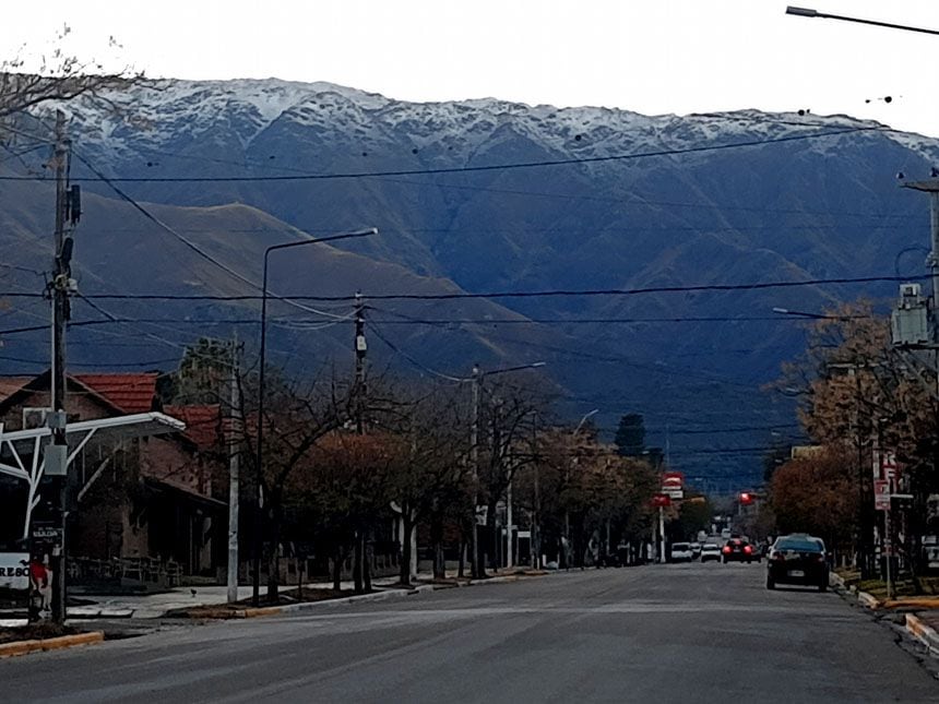 La nieve cubrió la cima de las sierras de Villa de Merlo