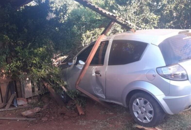 San Javier: chocó su automóvil contra una vivienda y se escapó de la escena.