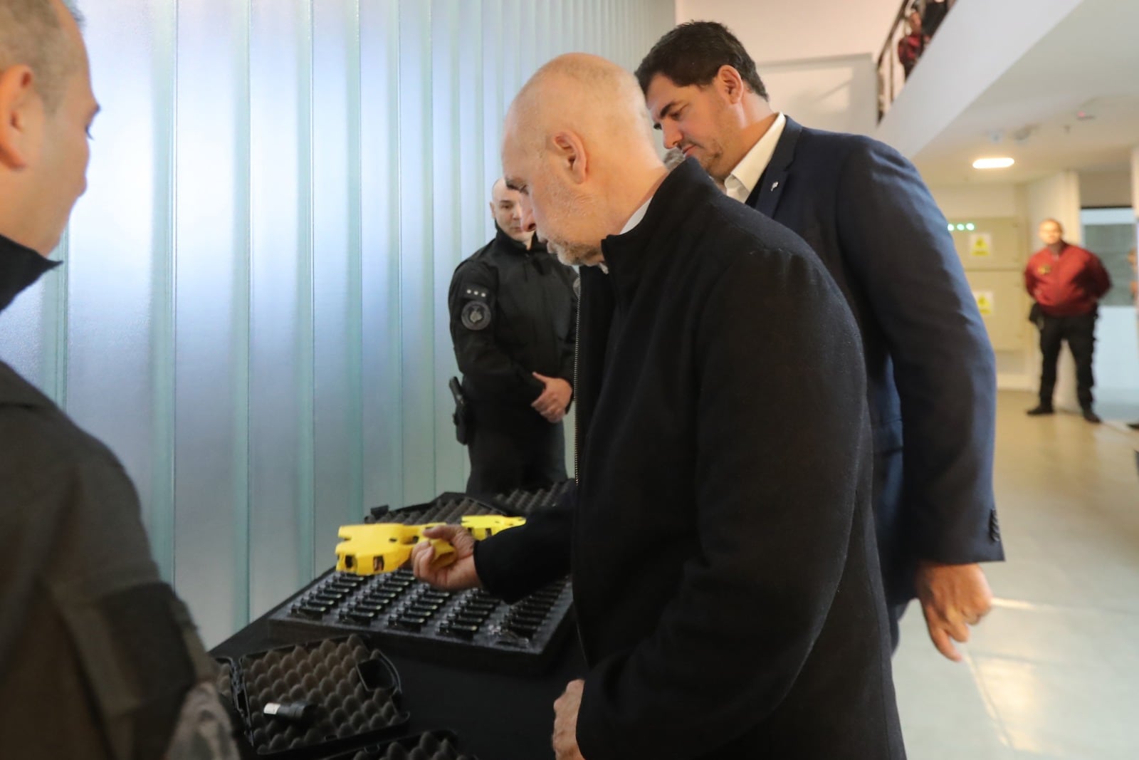 Horacio Rodríguez Larreta presentó las nuevas pistolas taser.