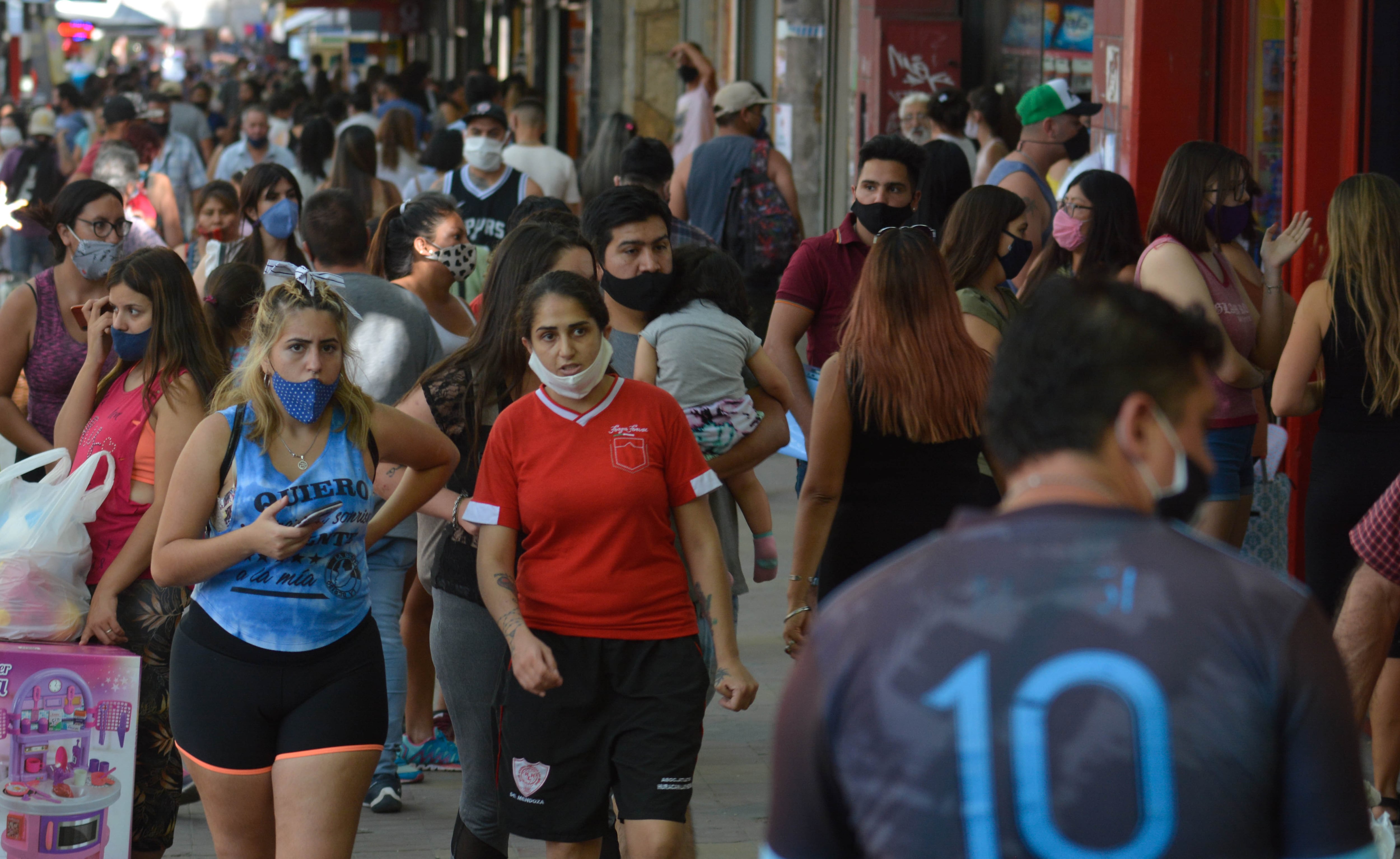 Por las compras navideñas el centro se vio repleto de gente.