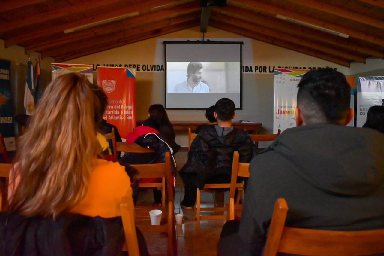 Para dar aplicación de la temática "Malvinas" en el ámbito audiovisual, se proyectó la película "Soldado Argentino solo conocido por Dios".