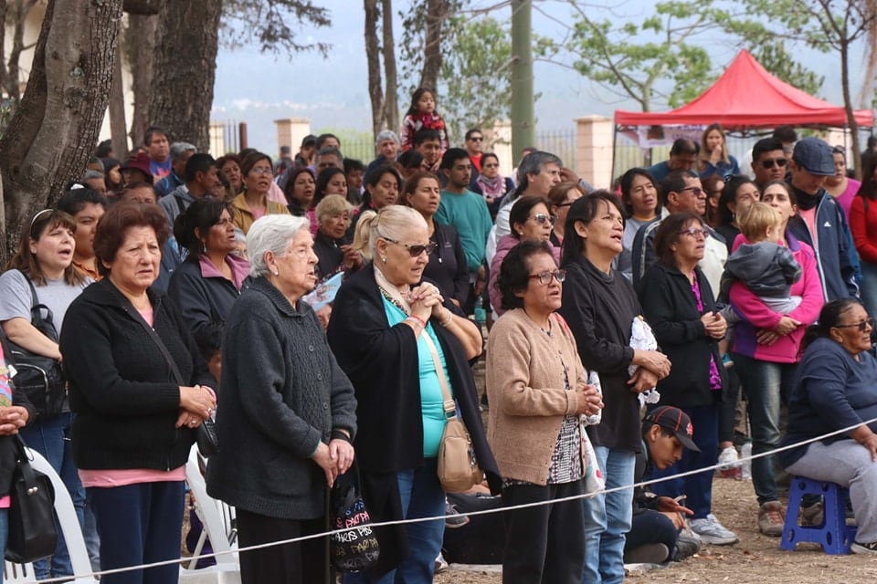 Con una expresión de fe conmovedora, mujeres y hombres de todas las edades acuden los domingos de octubre a Río Blanco para pedir y agradecer la protección de la Virgen del Rosario.